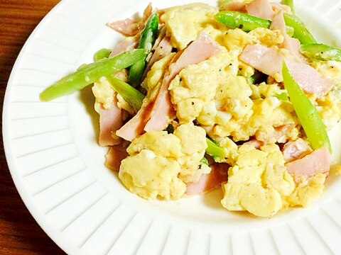 お弁当に^_^鶏ガラで卵とアスパラ、ハム炒め☆